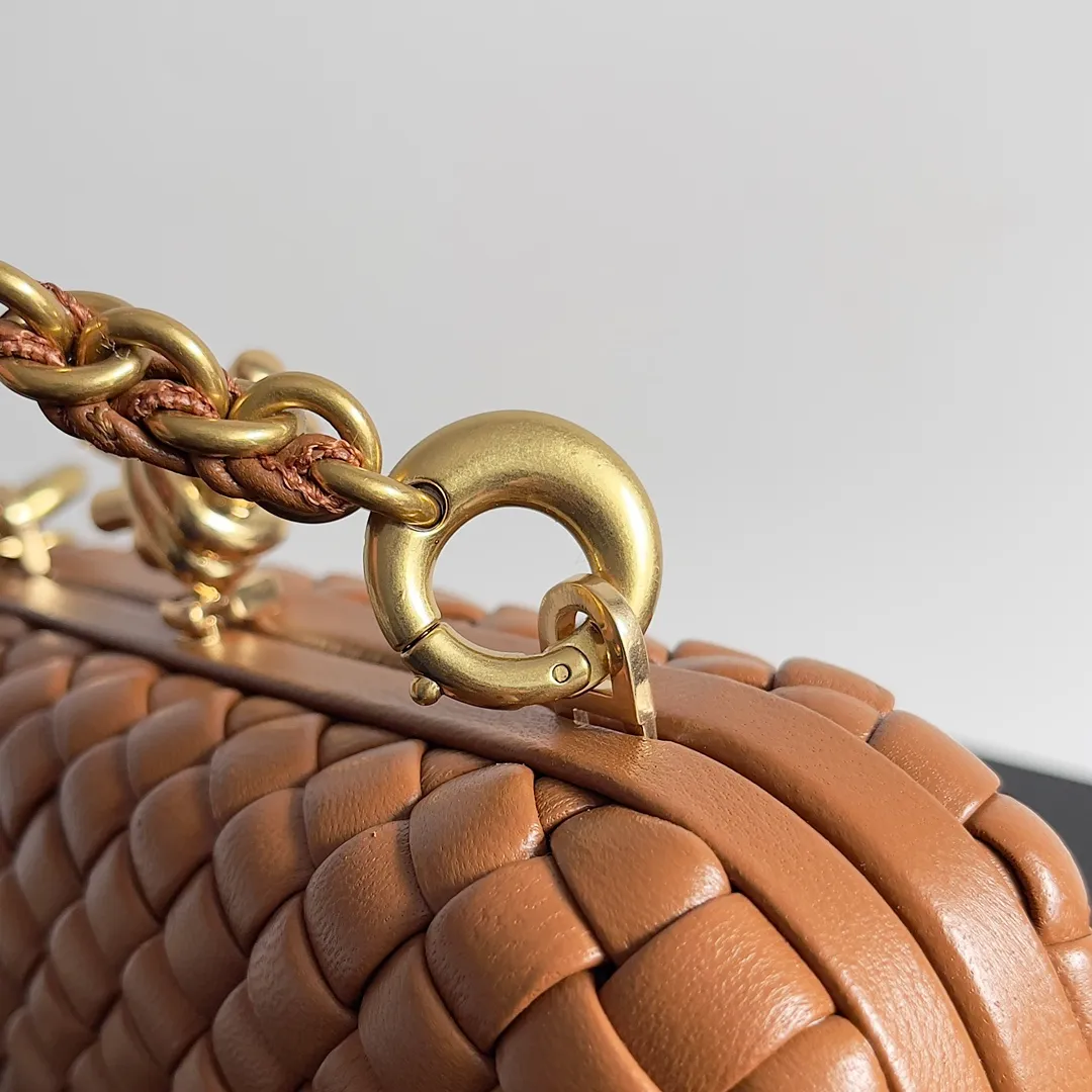 Batch 2260 BOTTEGA VENETA KNOT evening bag chain version for women is now on the market! Delicate and elegant, soft and powerful, this bag is definitely a representative of intellectual women. As an evergreen model of BV, the blessing of the chain is the icing on the cake. The classic weaving once again interprets the unique craftsmanship (the chain can be disassembled separately). Style number: 776662 Size: 19*11.5*5cm